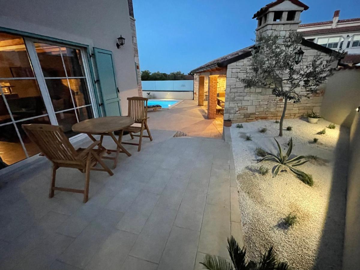 Moderne Istrische Steinvilla - 4 Sterne Mit Privatem, Beheizbaren Pool & Meerblick Kavran Eksteriør bilde